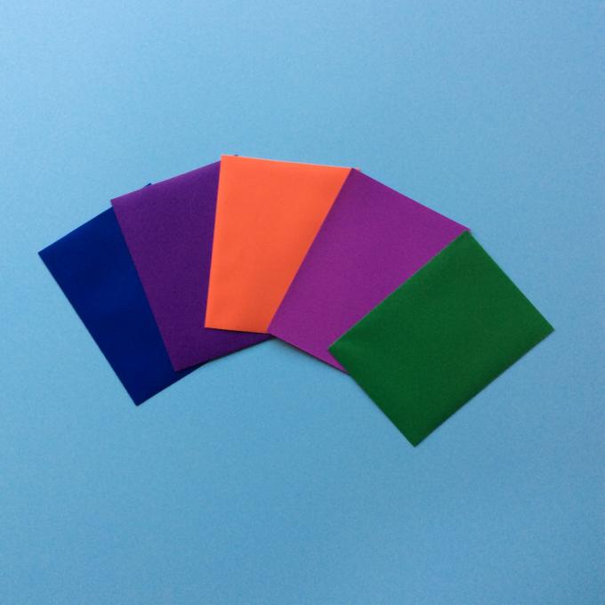 El frente colorido de alta calidad modificado para requisitos particulares PP claros detrás colorea las pequeñas fundas plásticas heladas de la tarjeta
